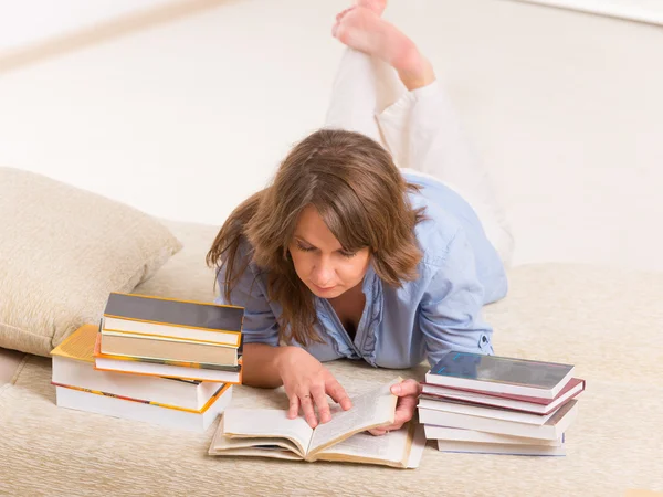 Jovem mulher leitura livro — Fotografia de Stock