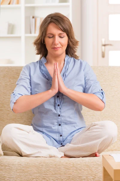 Mulher meditando — Fotografia de Stock