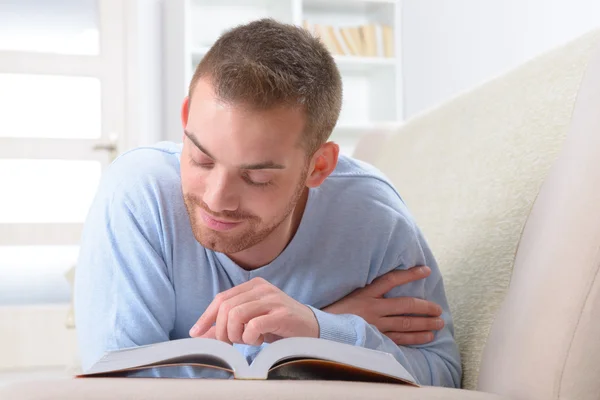 Ung man läser bok — Stockfoto