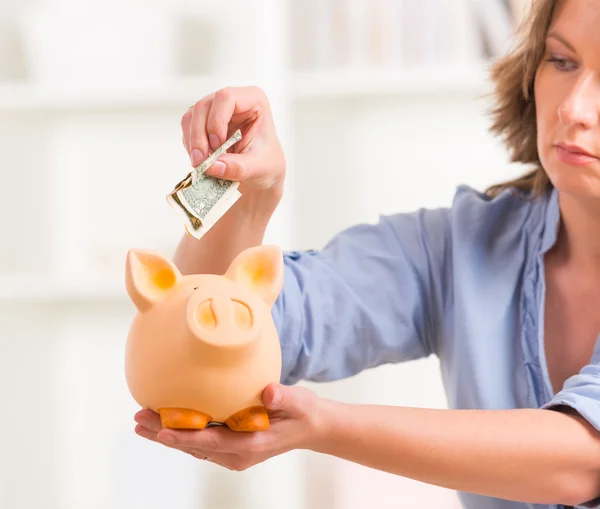 Vrouw geld te besparen — Stockfoto
