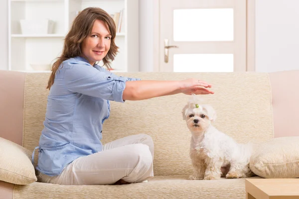 Kvinna praktiserande reiki terapi — Stockfoto