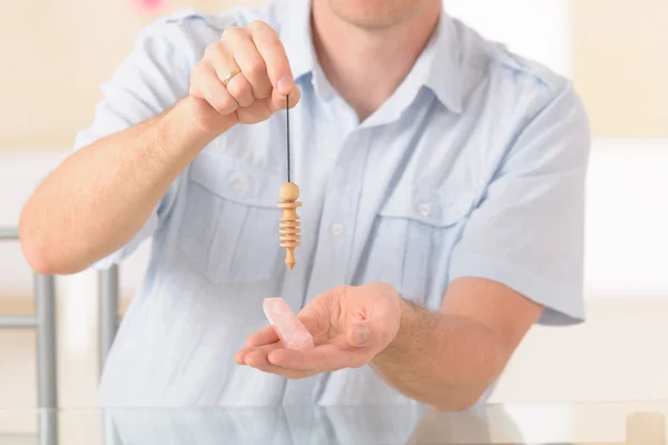 Hombre con péndulo — Foto de Stock