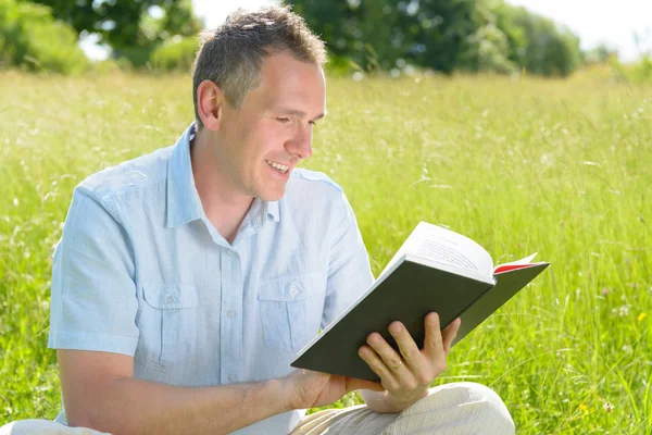 Hombre leyendo libro —  Fotos de Stock