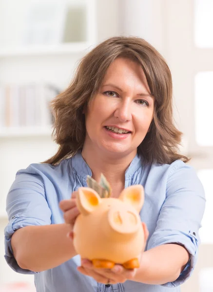 Vrouw geld te besparen — Stockfoto