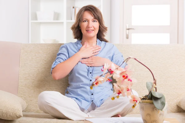 Žena cvičí energetické medicíny — Stock fotografie