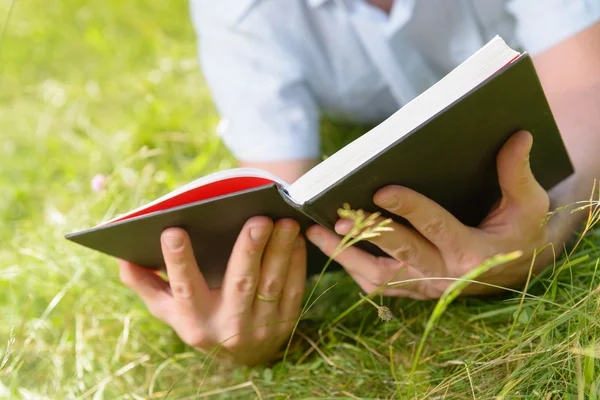 Man reading book — Stock Photo, Image