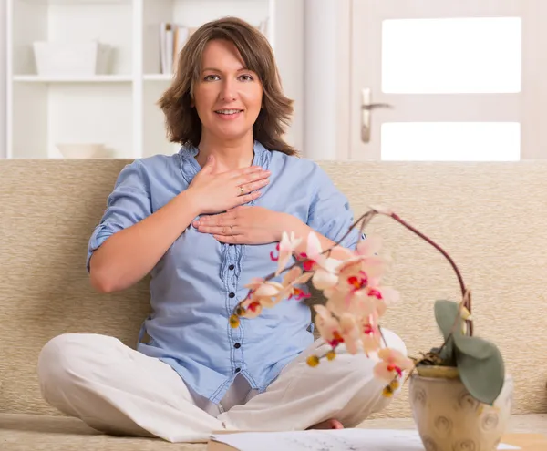 Mujer practicando medicina energética — Foto de Stock