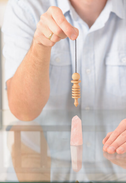 Человек с маятником
