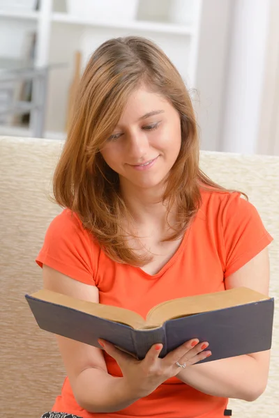 Mulher leitura livro — Fotografia de Stock