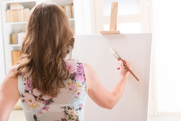 Kunstenaar op het werk — Stockfoto