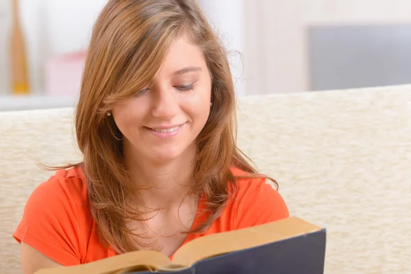 Woman reading book — Stock Photo, Image