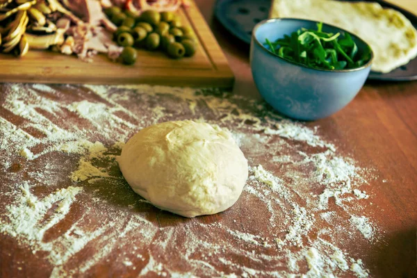 Przygotowuję Włoską Pizzę Kneading Drożdżowe Ciasto Pizza Grzybami Oliwki Szynka — Zdjęcie stockowe