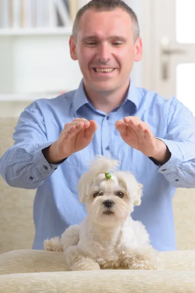 Man tränar reiki terapi — Stockfoto