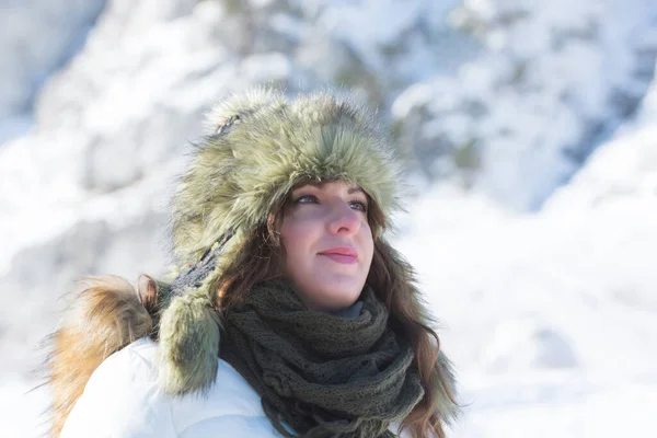 Buzlu Bir Günde Karda Sıcakkanlılıkla Dikilen Mutlu Kadınlar Arka Planda — Stok fotoğraf