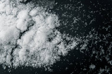 Karanlık bir arka planda kar, yumuşak ve gerçek donmuş kış karı.