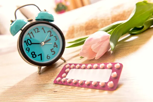 Pílulas Controle Natalidade Relógio Lembre Tomar Pílula Contraceptiva — Fotografia de Stock