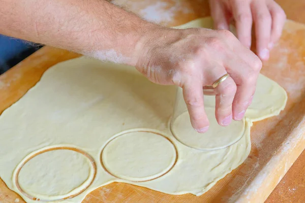 Tillverkning Dumplings Eller Pierogi Preparering Rundade Degbitar Med Glas — Stockfoto
