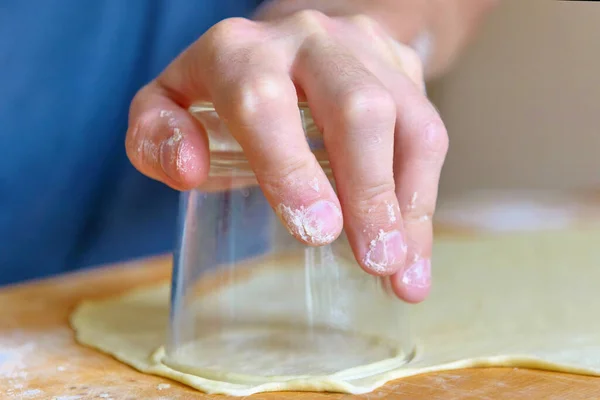 Fazer Bolinhos Pierogi Preparando Pedaços Arredondados Massa Com Vidro — Fotografia de Stock