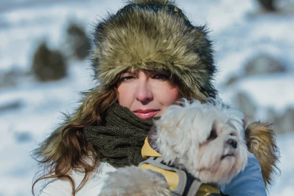 Soğuk Bir Günde Karda Sıcak Giyinmiş Ellerinde Köpek Arka Planında — Stok fotoğraf