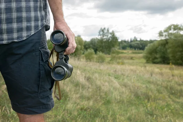 Uomo Zaino Spalla Sul Sentiero Con Binocolo — Foto Stock