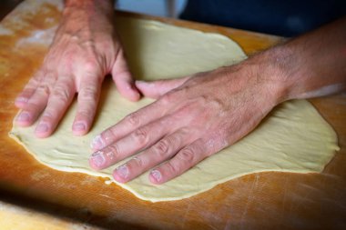Makarna ve börek için hamur hazırlıyorum. Buğday unundan yapılmış hamur..