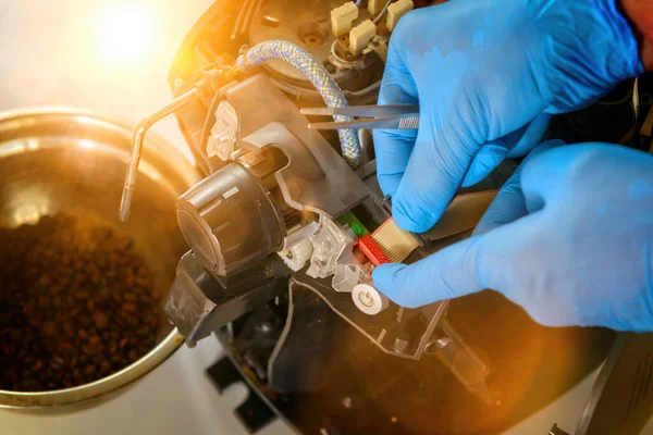 Een Reparateur Repareert Een Kapot Koffiezetapparaat Met Gereedschap — Stockfoto