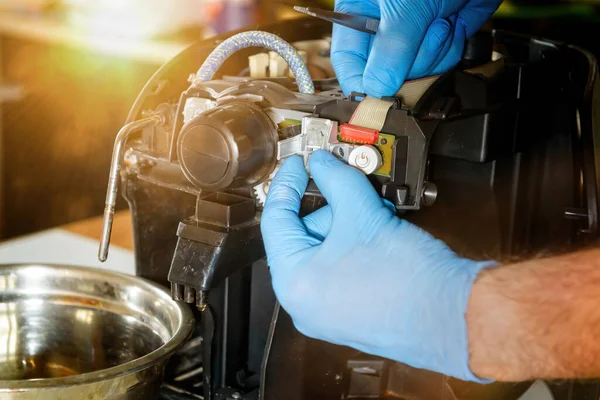 Ein Reparateur Repariert Eine Kaputte Kaffeemaschine Mit Werkzeug Stockbild