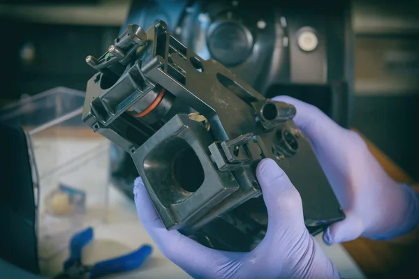 Reparador Corrige Uma Cafeteira Quebrada Reparação Eletrodomésticos — Fotografia de Stock