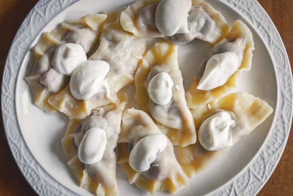 Färska Dumplings Med Körsbär Fyllning Och Grädde Platta Stockbild