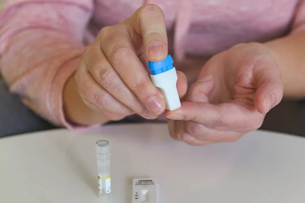 Vrouw Gebruikt Een Lanceerinrichting Een Bloedmonster Van Haar Vinger Nemen — Stockfoto