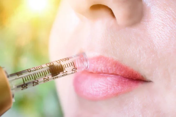 Tratamiento Aumento Labios Con Mesoterapia Sin Aguja Con Dispositivo Pluma Imagen De Stock