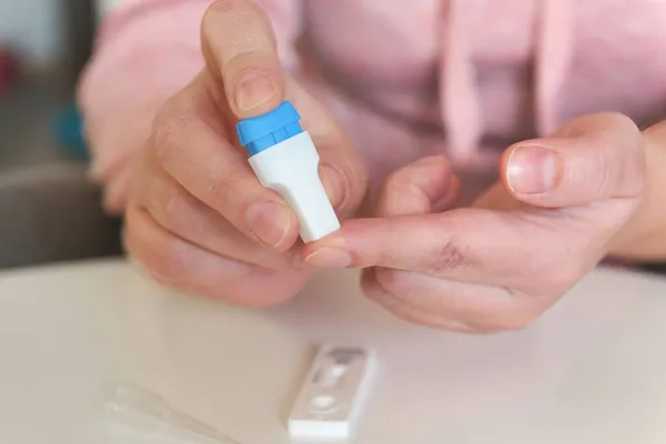 Vrouw Gebruikt Een Lanceerinrichting Een Bloedmonster Van Haar Vinger Nemen — Stockfoto