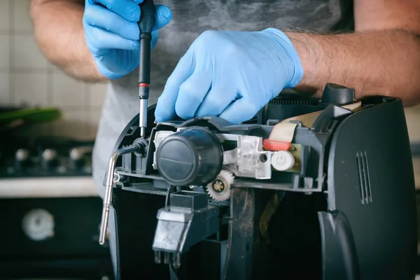 Reparador Arregla Una Cafetera Rota Reparación Electrodomésticos — Foto de Stock