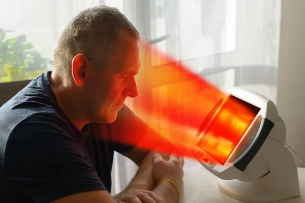 Hombre Tratando Dolor Los Senos Paranasales Cabeza Con Terapia Luz — Foto de Stock