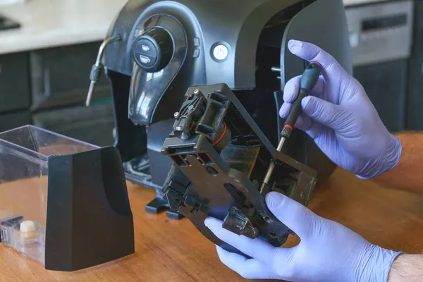 Reparador Corrige Uma Cafeteira Quebrada Reparação Eletrodomésticos — Fotografia de Stock