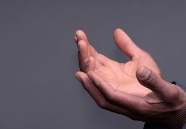 Tanrı 'ya el ele dua ediyoruz.