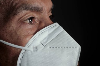 Yakın plan. Yüz maskesi takan bir erkek.