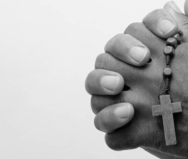 Tanrı 'ya el ele dua ediyoruz.