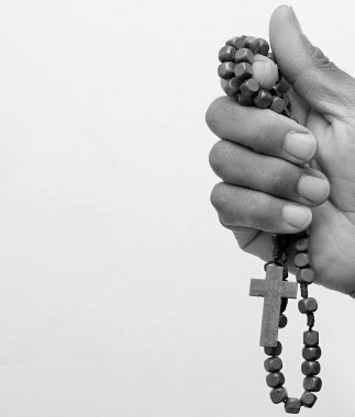 Genç bir adamın elleri, siyah arkaplan ve çapraz stok fotoğrafı.