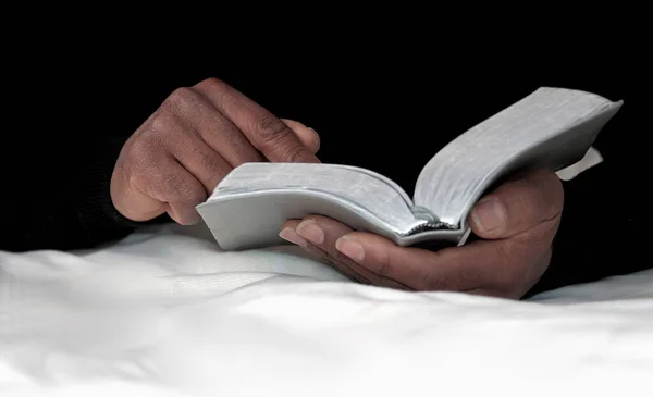 Orando Deus Com Mão Bíblia Com Fundo Com Pessoas Foto — Fotografia de Stock