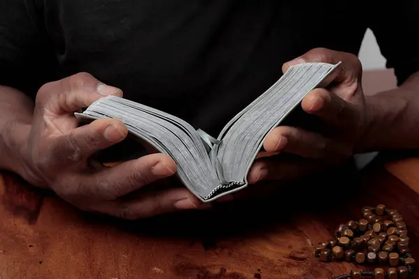 Bibel Mit Handbeten Gott Archivfoto — Stockfoto