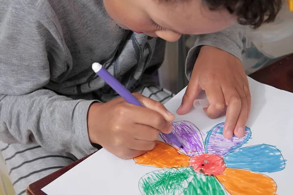 Pequeño Niño Dibujo Una Flor Stock Foto —  Fotos de Stock