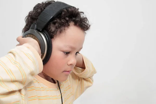 Niño Con Auriculares Disfrutando Escuchando Música Sobre Fondo Blanco Stock — Foto de Stock
