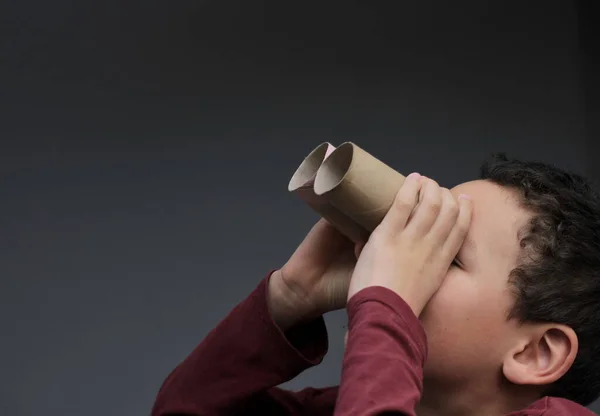 Junge Blickt Durch Fernglas Toilettenpapierrolle Auf Grauem Hintergrund Archivfoto — Stockfoto