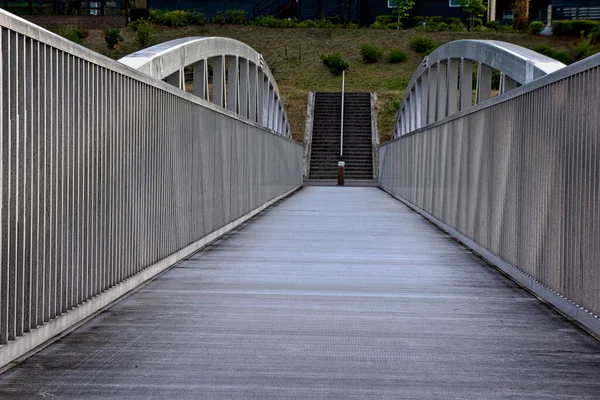 Puente Peatonal Metal Moderno — Foto de Stock