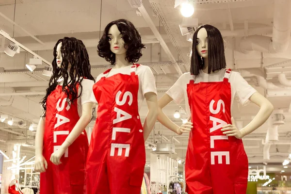 Maniquíes femeninos en mazmorras rojas en tienda de ropa de moda, negro viernes venta concepto de compras, oferta de temporada promo — Foto de Stock