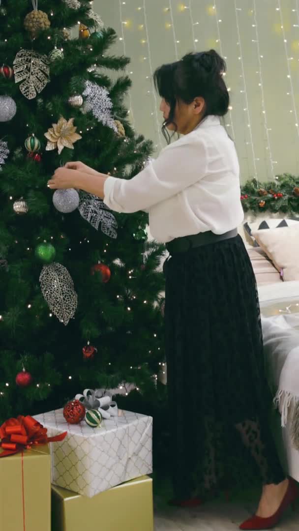 Sénior Mulher Asiática Decorar Árvore Natal Por Xmas Bugigangas Cama — Vídeo de Stock