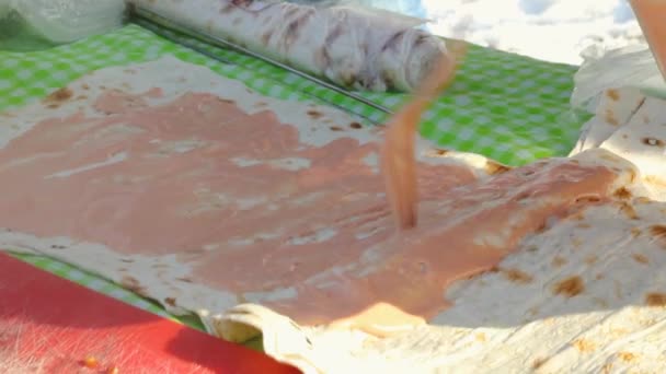 Las Manos Femeninas Ponen Salsa Tomate Pita Por Tenedor Para — Vídeos de Stock