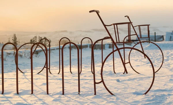 Aparcamiento público vacío para bicicletas con vista a la montaña al atardecer, estación urbana de bicicletas nevadas en invierno — Foto de Stock