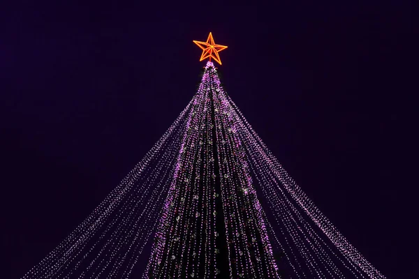 Luzes Natal Roxas Festivas Árvore Natal Grande Com Estrela Vermelha — Fotografia de Stock